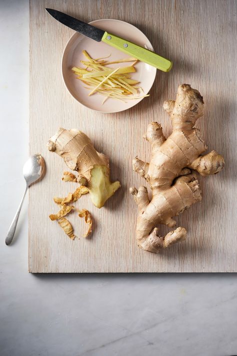 Fresh Ginger Recipes, Organic Food Benefits, Lemon Ginger Chicken, Benefits Of Organic Food, Vegetable Crisps, Green Drink, Food Benefits, Ginger Slice, Cooked Cabbage