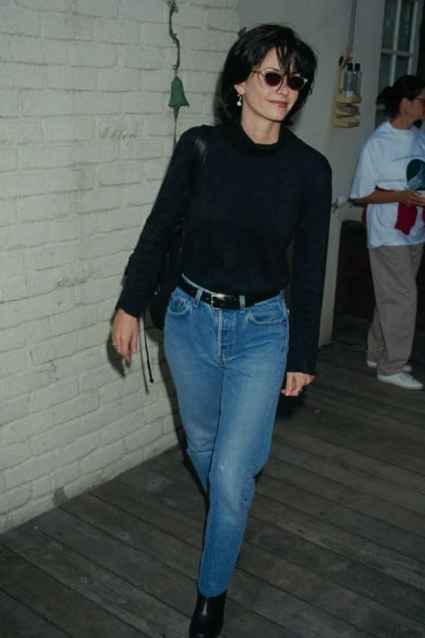 Courtney Cox rocked mom jeans in 1995, and you'll never guess who's bringing them back in style today! 1980s Fashion Trends, The 90s Fashion, 2000s Fashion Trends, Courtney Cox, Friends Style, 90s Inspired Outfits, 90s Outfits, Friends Cast, Monica Geller