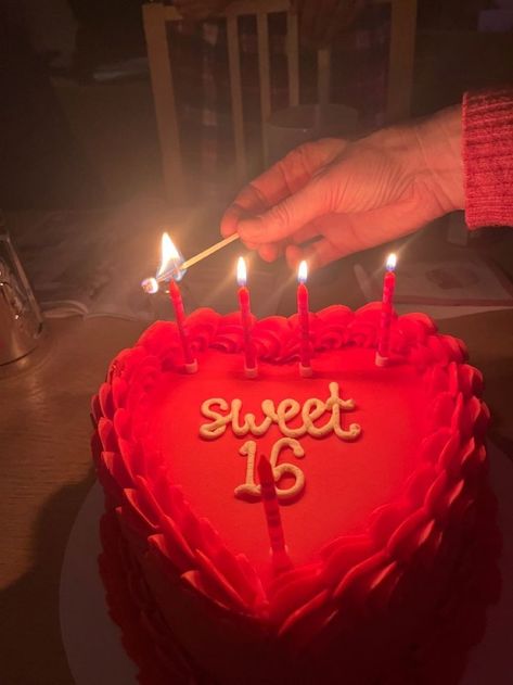 Sweet 16 Party Themes, Bolo Vintage, Sweet Sixteen Cakes, Red Birthday Cakes, Sweet 16 Cake, 17 Birthday Cake, B Day Cake, Sweet Sixteen Birthday Party Ideas, Sweet 16 Birthday Cake