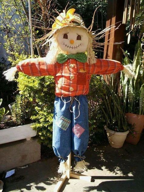 Hay Bale Fall Decor, Diy Hair Bow Holder, Thanksgiving Wood Crafts, Scarecrow Ideas, Fall Yard Decor, October Decorations, Scarecrows For Garden, Preschool Crafts Fall, Fall Clip Art