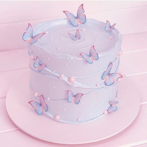 Light Purple Butterfly Cake, Pretty Birthday Cakes For Teens, Lavender Butterfly Cake, Ombre Butterfly Cake, Pastel Butterfly Cake, Cakes Butterfly, Birthday Cake For Teens, Graduation Cake Ideas, Professional Cakes