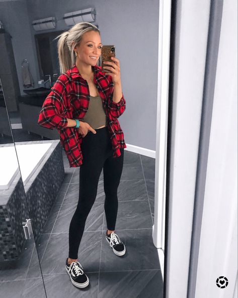 Womens Red Flannel Outfit, Business Casual With Vans Women, Black Vans Women Outfit, Black Leggings And Vans Outfits, Womens Black Vans Outfit, Black Vans High Tops Outfit, Woman Vans Outfit, Vans Hightops Outfits Woman, Vans Low Top Outfits