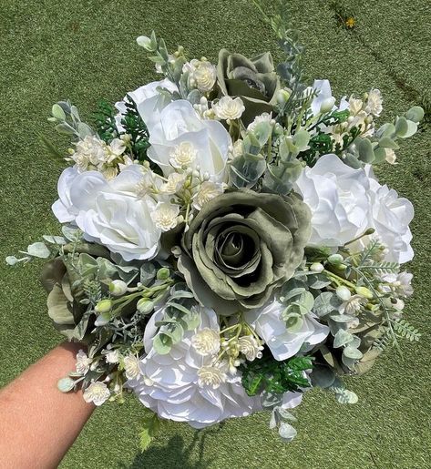 Bouquet Of Flowers Sage Green, Flower Bouquet Sage Green, Green Quince Flowers, Green Quince Theme Ideas, Wedding Green Bouquet, Green Dress Flower Bouquet, Wedding Green Flowers, Princess And The Frog Wedding Bouquet, Sage Green Quinceanera Bouquet