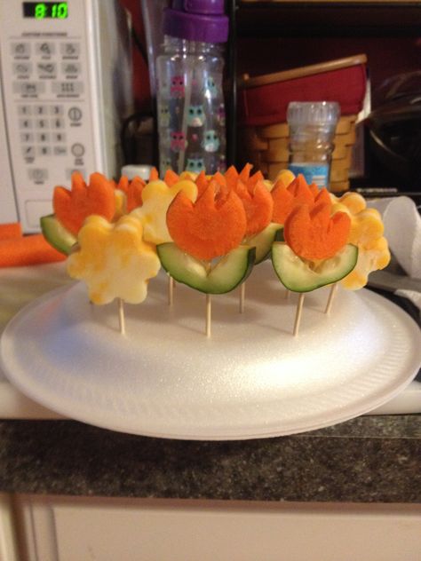 Flower Shaped Cheese Ball, Flower Snack Ideas, Pikmin Birthday Party, Flower Snacks, Veggie Flowers, Wild Flower Baby Shower, Flower Shaped Food, Flower Baby Shower Theme, Birthday Foods