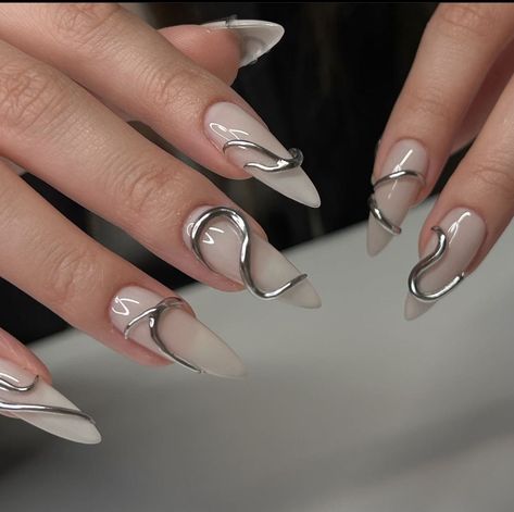 There's a new beauty trend taking over Instagram and it's absolutely stunning. Say hello to "quartz nails". Beyonce Nails, Metallic Nails Design, 3d Nail Designs, Sharp Nails, Chrome Nails Designs, Lines On Nails, Classy Acrylic Nails, Metallic Nails, Silver Nails