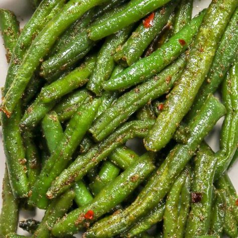 Air Fryer Frozen Green Beans cooked with various seasonings. Air Fryer Frozen Green Beans, Roasted Frozen Green Beans, Frozen Green Bean Recipes, Cooking Frozen Green Beans, String Bean Recipes, Air Fried Green Beans, Air Fryer Green Beans, Freeze Beans, Air Fryer Veggies