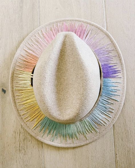 Painted Cowboy Hats Diy, Carton Diy, Businesses Ideas, Rainbow Hats, Warrior Costume, Painted Hats, Hat Decoration, Painted Tote, Beach Diy