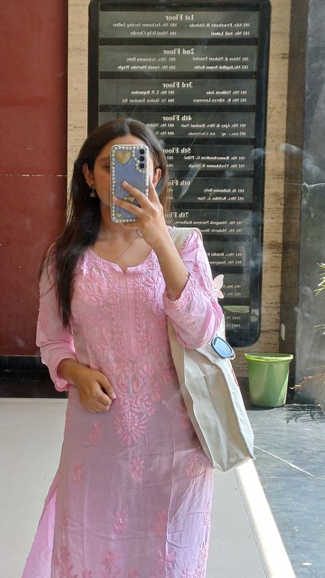 Long Kurta With Jeans, Kurti Selfie Poses, Kurta With Jeans, Long Kurti With Jeans, Kurta Designs Women Casual, Kurta Outfit, Long Kurta Designs, Simple Suits, Kurti With Jeans