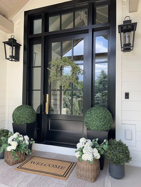 Front Porch Ideas With Black Door, Black Front Door Entrance, Home Outside Entrance Ideas, Plants For Entrance Door, Front Porch Door Ideas, Exterior Front Door Ideas Entrance, Entrance Door With Window, Black Front Door Ideas, Black Front Door