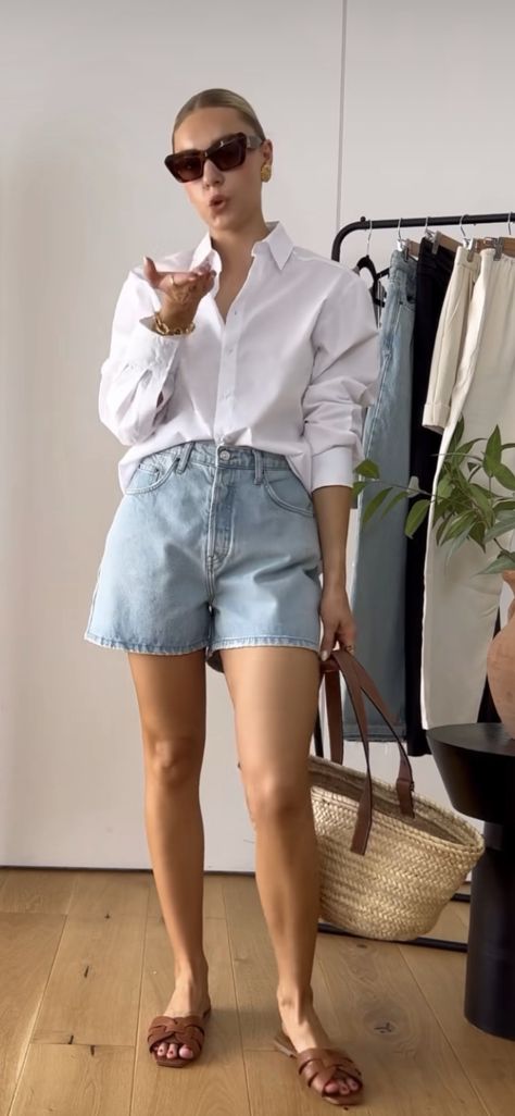 Jean Shorts Button Down Outfit, Denim Shorts Outfit Classy, Chic Jean Shorts Outfit, Old Money Jean Shorts Outfit, Classy Denim Shorts Outfit, Classy Jean Shorts Outfit, Mom Shorts Outfit Summer, Outfit Casual Verano Mujer, Lunch Meeting Outfit