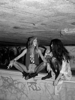 Hippies Hanging Out Summer Tumblr Aesthetic, Chillin Killin, Dorcas Meadows, Grunge Kids, Mary Macdonald, 70s Summer, Marlene Mckinnon, Look Grunge, Mode Hippie