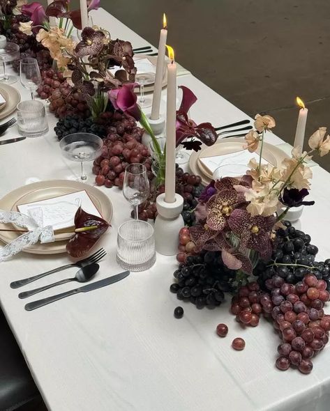 Purple And Red Table Setting, Grape Centerpiece Wedding, Burgundy Candles Wedding, Burgundy Dinner Party, Minimalist Table Centerpiece Ideas, Maroon Table Decor, Fruit Table Scape, Plum Tablescape, Italian Table Scape