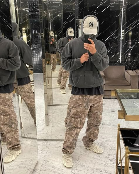 Camo Outfit Men, Men Streetwear Aesthetic, Camo Pants Outfit Men, Winter Outfits Men Streetwear, Camo Pants Outfit, Yeezy Outfit, Outfits Men Streetwear, Streetwear Inspiration, Pants Outfit Men