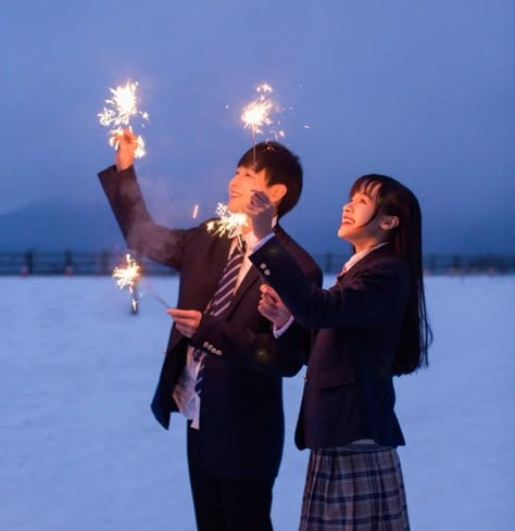 Holding Sparkler Pose, New Year Poses Picture Ideas, New Year Poses, Fireworks Couple, Body Poses Reference, Couple Inspo Pics, Couples Reference, Emotional Images, Tomoe X Nanami