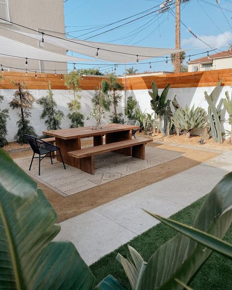 Modern Garden Dining Area, Uncovered Outdoor Dining, Aesthetic Outdoor Area, California Aesthetic Backyard, Outdoor Dining Area By Pool, Outdoor Dining Backyard, Small Backyard Dining Area, Vegas Backyard Ideas, Small Desert Backyard Ideas