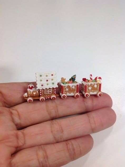 Gingerbread Train, Dollhouse Christmas, Christmas Clay, Polymer Clay Christmas, Christmas Gingerbread House, Christmas Train, Polymer Clay Miniatures, Miniature Diy, Miniatures Tutorials