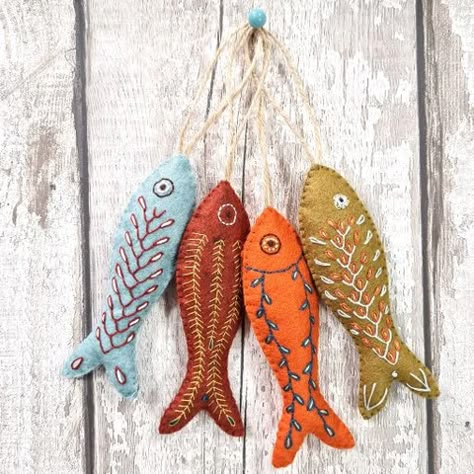 Corinne Lapierre Patterns, Corinne Lapierre, World Embroidery, Fuzzy Felt, Felt Craft Projects, Felt Fish, Fabric Fish, Felt Crafts Christmas, Feather Stitch