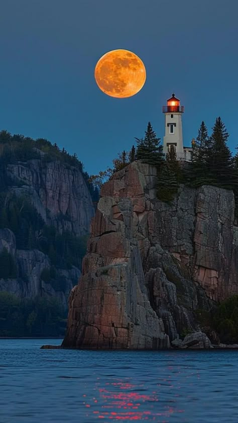 Lighthouse At Night Photography, Lighthouse Clipart, Lighthouse Inspiration, Cape Cod Lighthouses, Split Rock Lighthouse, Lighthouses Photography, Maine Lighthouses, Split Rock, Lighthouse Photos