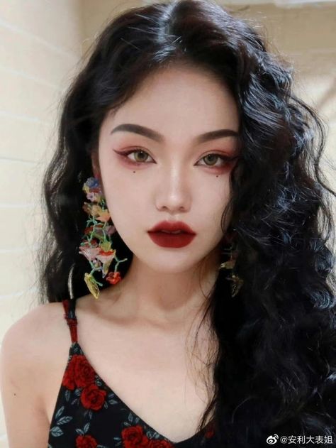 Red Makeup Monolid, Chinese Red Lip Makeup, Chinese Red Eye Makeup, Red Baddie Makeup, Vampire Asian, Chinese Makeup Look, Dark Red Lipstick Makeup, Hairstyle Female, Red Makeup Looks