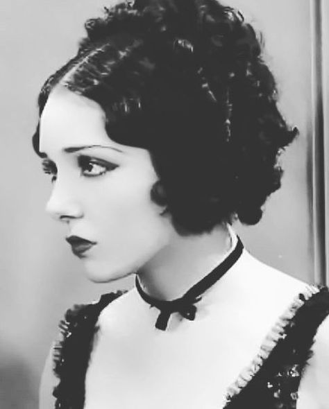 Lupe Velez (c.1920s) Black And White Photos Of Celebrities, Short Hair 1920 Style, Short 1920s Hair, 1920s Performer, 1920s Hair Curly, 1920 Long Hair, 1920s Movie Stars, 1920s Flapper Aesthetic, 1920s Celebrities