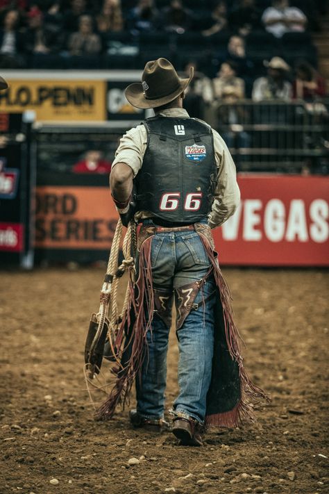 The Fearless Fashion at NYC’s Professional Bull Riders Buck Off Rider Outfit, Pbr Bull Riders, Pbr Bull Riding, Mode Country, Cowboy Photography, Rodeo Rider, Professional Bull Riders, Chestnut Springs, Elsie Silver