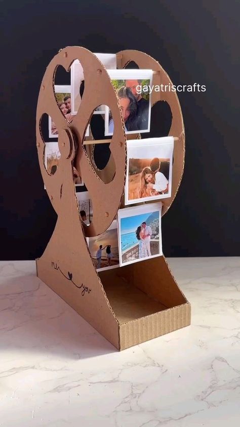 #Dicas Cardboard Ferris Wheel Diy, Cute Gifts For Her Diy, Photo Wheel Diy, Useful Things To Make Out Of Cardboard, How To Make Things Out Of Cardboard, Photo Ferris Wheel Diy, Cardboard Crafts Gifts, Art And Craft With Cardboard, Crafts To Make With Cardboard