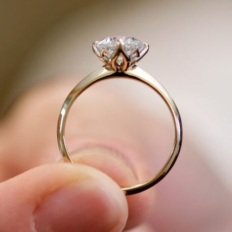 Chain Engagement Ring, Unique Ring Prongs, Cathedral Band Engagement Rings, Solitaire Ring Setting, Diamond Ring Settings Ideas, Classic Round Cut Diamond Ring, Vintage Solitaire Ring, Everyday Solitaire Diamond Ring, Ring Settings For Round Diamond