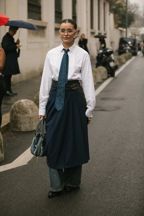 Necktie Outfits For Women, White Shirt Dress Outfit, Necktie Outfit, Paris Streetwear, Cos Outfit, Formal Streetwear, Skirt Over Pants, Structured Fashion, Women Street Style