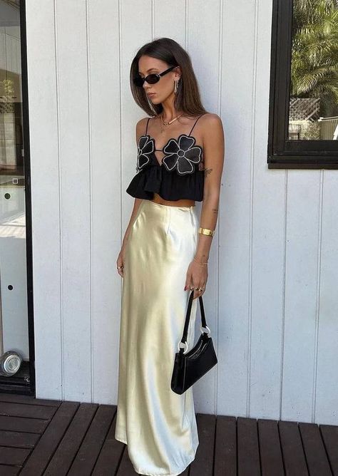 Night Out Outfit Summer, Black Satin Skirt, Satin Skirt Outfit, Outfit Dinner, Looks Pinterest, Gold Skirt, Satin Noir, Rock Outfit, Stunning Tops