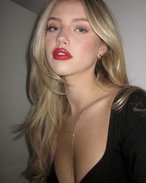 Fake Blonde Hair, Red Lipstick Makeup Blonde, Annie Shr, No Make Up Make Up Look, Looks Kylie Jenner, Fake Account, Red Lip Makeup, Effortless Beauty, Long Blonde