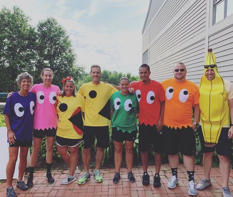 Pac Man Halloween Costume Group, Soccer Team Halloween Costumes Ideas, Pac Man Family Halloween Costumes, Pacman Couple Costume, Pacman Halloween Costumes, Packman Halloween Costume Diy, Mr And Mrs Pacman Costume, Pac Man Group Costume, Pac Man Trunk Or Treat Ideas