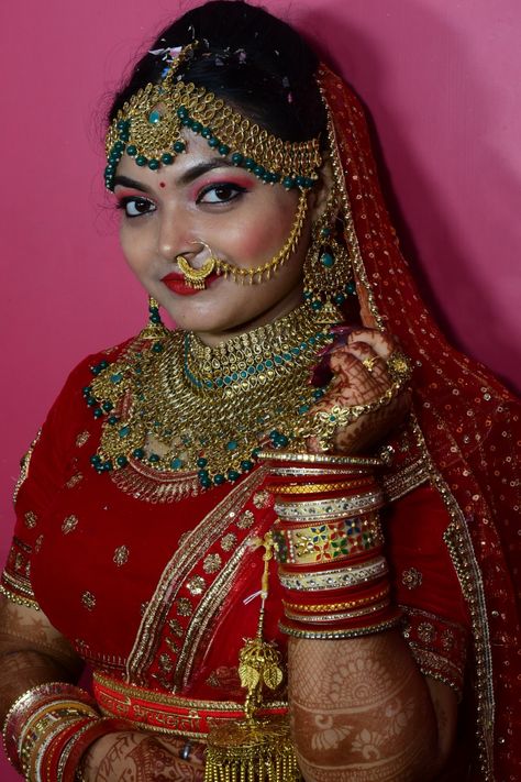 भारतीय दुल्हन संबंधी, Beautiful Bridal Makeup, Bride Poses, Couple Photography Poses, Lipstick Makeup, Wedding Beauty, Wedding Poses, Indian Beauty Saree, Desi Beauty