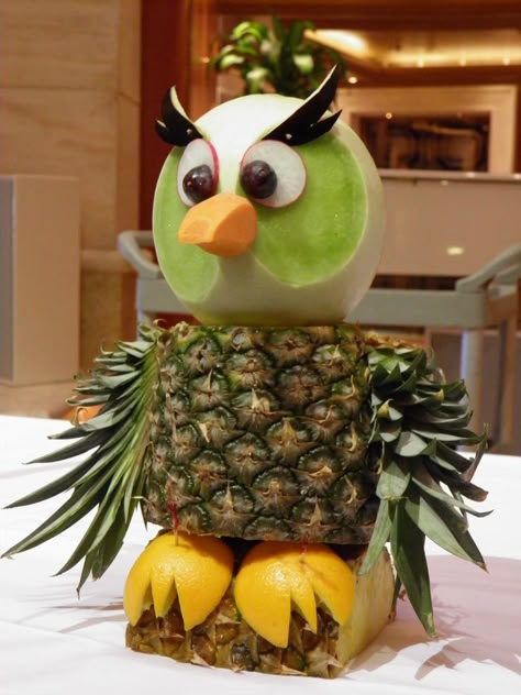 https://flic.kr/p/aFvqqk | Owl Fruit and Vegetable Carving | Photo taken on the Ruby Princess Cruise Ship November 8th 2011 Deco Fruit, Fruit Sculptures, Fruit Carvings, Fruit Crafts, Fruit Creations, Fruits Decoration, Fruit Ideas, Fruit Trays, Decorações Com Comidas