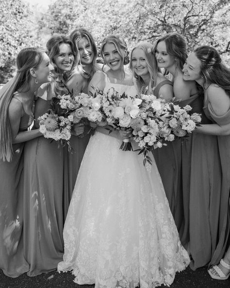 Kate & her bridesmaids 🤍 Six Bridesmaids Photos, Cute Wedding Photos Bridesmaids, Bride Photos With Bridesmaids, Bridesmaid Portraits Picture Ideas, Wedding Photography Poses Bridesmaids, Bridal Party Photo Poses, Creative Bridesmaid Photos, Wedding Bridesmaid Photo Ideas, Wedding Day Photos Bridesmaids