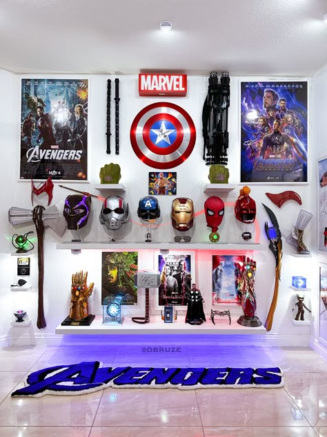 Marvel display / collection wall. Marvel Gaming Room, Marvel Office Decor, Marvel Collection Display, Marvel House Decor, Marvel Living Room, Aesthetic Marvel Room Decor, Action Figure Display Ideas, Marvel Bedroom Decor, Marvel Themed Room