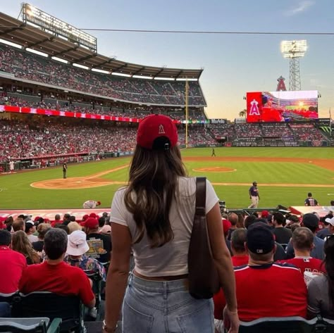 Baseball Wife Outfit, Cricket Outfits, Stadium Pics, Baseball Wife, Dodger Game, Sister Poses, Barbie Ferreira, Outfits Curvy, Sport Games