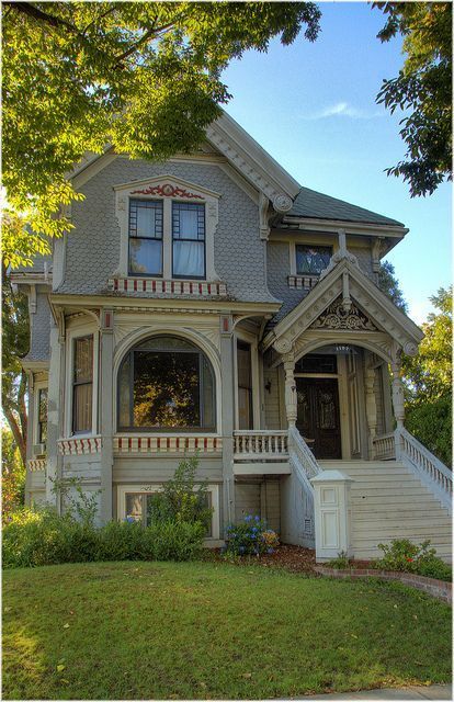 Victorian Houses Patio Farmhouse, Old Victorian House, Garage Organizer, Victorian Exterior, Old Victorian Homes, Makeover Kitchen, Shelves Bathroom, Victorian Style Homes, Organizer Kitchen