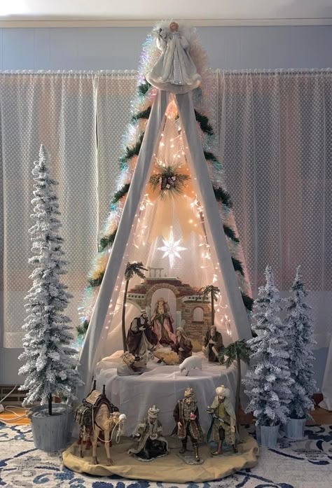 Nativity Christmas Tree Ideas, Nativity Scene Decor Ideas, Nativity Set Display Ideas, Pesebres Navidad Ideas, Nativity Decorations, Christmas Nativity Scene Diy, Christmas Crib Ideas, Nativity Scene Diy, Outdoor Christmas Party