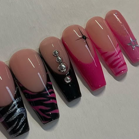 Tokio Hotel Acrylic Nails, Pink Black French Nails, Gothic Barbie Nails, Scene Nails Acrylic, Dark Pink And Black Nails, Y2k Mcbling Nails, Monster High Nails Acrylic, Clawdeen Wolf Nails, Mall Goth Nails