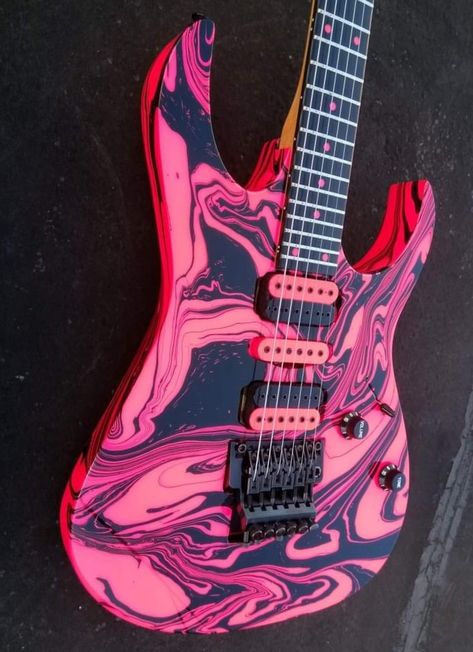 Painted Electric Guitar, Cool Guitar Designs, Custom Guitars Electric, Cool Guitar Picks, Electric Guitar Art, Custom Bass Guitar, Cool Instruments, Custom Bass, Pretty Guitars