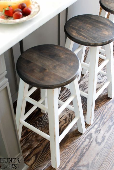 Cheap to chic bar stool makeover. See how quick and easy you can transform projects with a paint sprayer and tent. Bar Stool Makeover, Diy Bar Stools, Stool Makeover, Kursi Bar, Vintage Ideas, Casa Vintage, Diy Bar, Design Seeds, Paint Sprayer