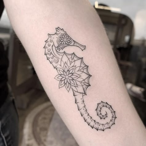 Sea Crab Tattoo, Floral Aquatic Tattoo, Mandala Ocean Tattoo, Seahorse Flower Tattoo, Unique Ocean Tattoos For Women, Aquatic Tattoo For Women, Ocean Life Tattoos For Women, Starfish Tattoos For Women, Rib Cover Up Tattoo For Women