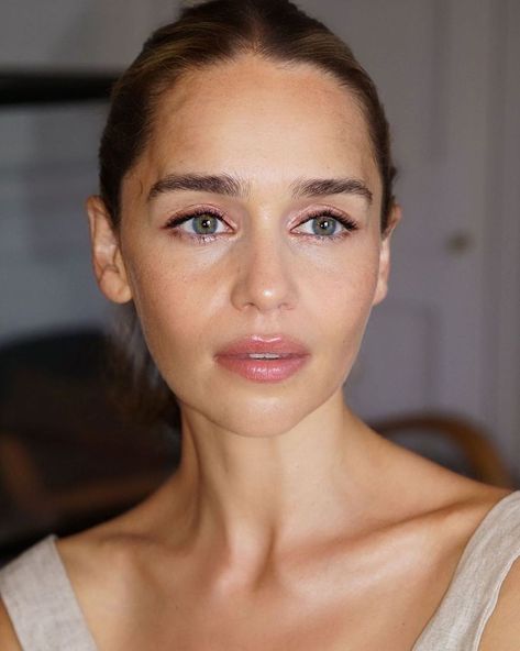 Emilia Clarke Makeup, Makeup Up Close, Signature Makeup Look, Emilia Clarke Pics, Emilia Clarke Style, Celebrities Before And After, Lauren Cohan, Unique Faces, Seasonal Color Analysis