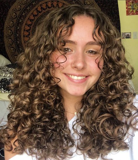 Curly Hair Bangs Face Framing, Curly Haired Curtain Bangs, Natural Curls With Curtain Bangs, Natural Curls Curtain Bangs, Long Curly Haircuts With Curtain Bangs, Long Curtain Bangs Curly Hair Natural, Long Layers Haircut Curly, Cute Curly Hair Haircuts, Curly Hair Cuts With Layers Face Framing