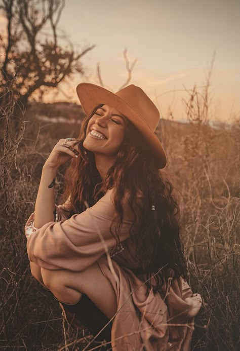 Rustic Country Photoshoot, Country Sunset Photoshoot, Diy Western Photo Shoot, Western Fashion Photoshoot Ideas, Cowgirl Portrait Photography, Cowboy Hat Pictures Photo Shoot, Pictures With Cowboy Hats, Beach Photoshoot Portraits, Western Outfits Photoshoot