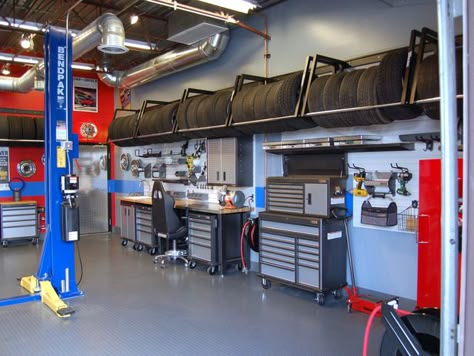 Officine In Garage, Garage Transformation, Tire Shop, Automotive Shops, Cool Garages, Ultimate Garage, Mechanic Shop, Car Workshop, Mechanic Garage