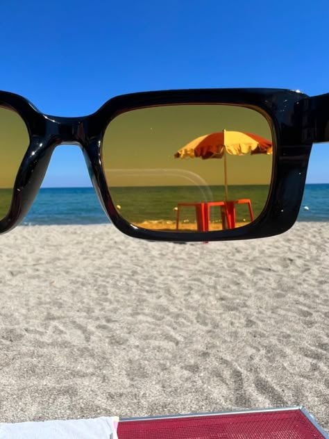 Sunglasses Beach Aesthetic, Glasses Photoshoot Ideas, Sunglasses Shoot Photo Ideas, Lunette Aesthetic, Sunglasses Aesthetic Photography, Beach Sunglasses Aesthetic, Sunglasses Aesthetic Vintage, Sunglasses Photography Ideas, Sunglasses On Beach