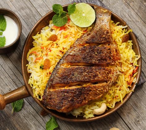 Kuwait - Muttabaq Samak (Fish and Rice) - Finmail Fish Biryani Recipe, Mongolian Barbecue, Fish Biryani, Curd Recipes, Popular Restaurants, Dishes Around The World, Side Dishes For Fish, Fish Bar, Fish Marinade