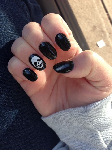 Oval black acrylic nails, skull design for Halloween! Nail Skull Designs, Simple Skull Nail Art, Black Nails With Skulls Art Designs, Skull Nails Easy, Nails With Skulls Design, Simple Skull Nails, Skull Nail Art Designs, Nail Art Skull, Skull On Nails