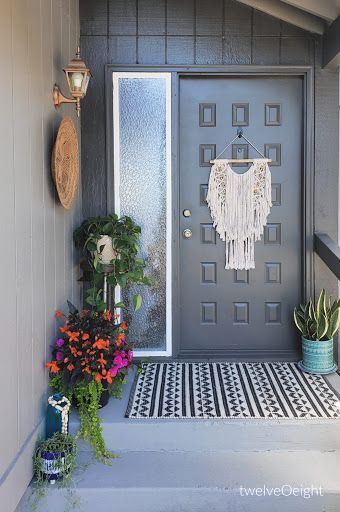 Boho Front Door, Boho Front Porch, Porch Vibes, Front Yard Designs, Front Porch Plants, Living Boho, Garden Front Yard, Summer Porch Decor, Front Yard Decor